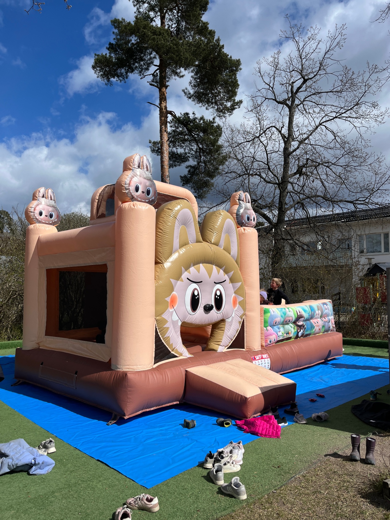 Hoppborg med igelkottsmotiv på en gräsmatta i vårsol